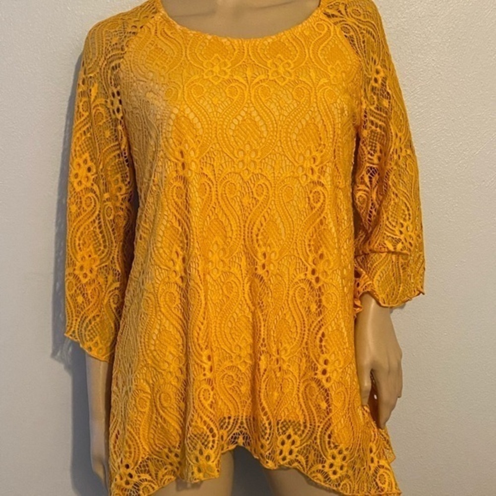 Britney black lace top size M